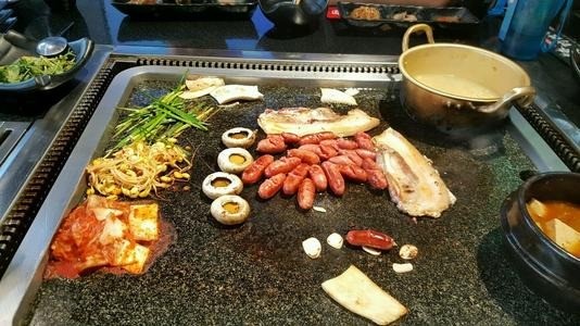 猪的故事石板烤肉